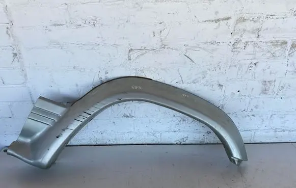Mitsubishi Pajero Fender trim (molding) MB679792