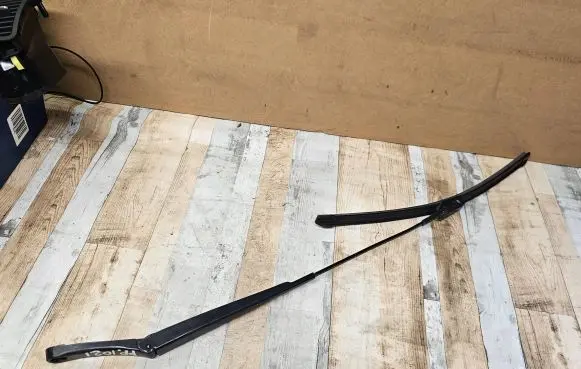 Volkswagen PASSAT B6 Front wiper blade arm 3C1955410B