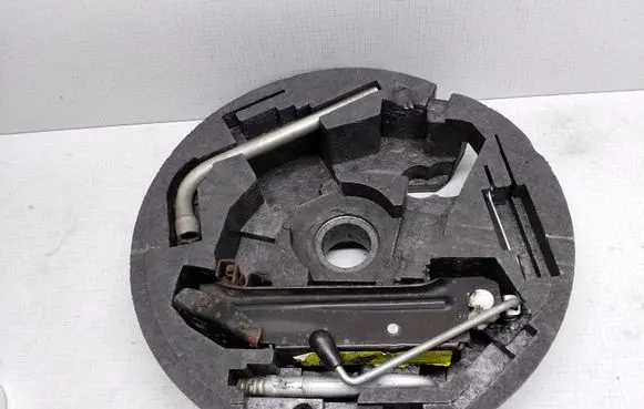Volkswagen Golf V Tool set 8P0012109