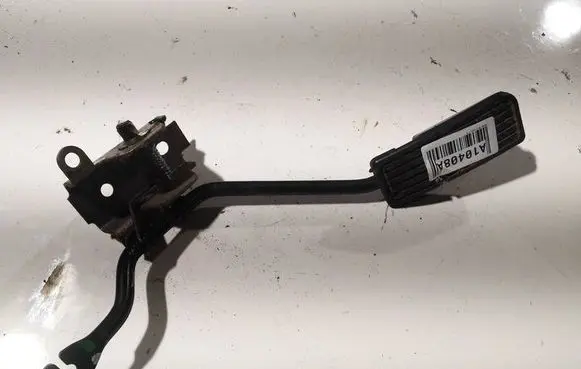 Accelerator throttle pedal