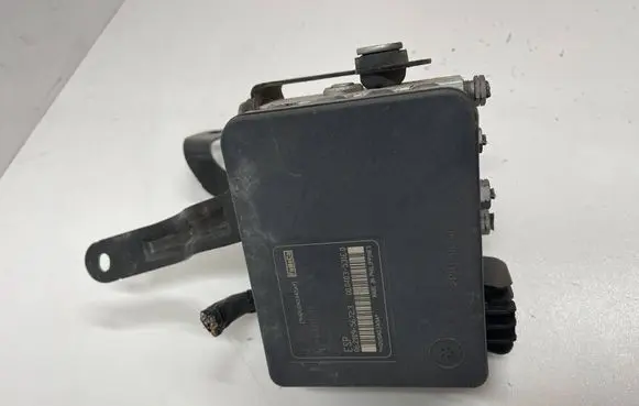 Ford Fiesta ABS Pump 8V512C405AE 06.2109-5672.3