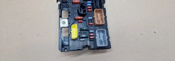 Peugeot 207 Fuse module 9661086980