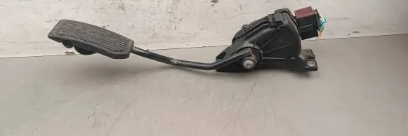 Accelerator throttle pedal