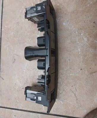Ford Focus Windscreen/window heater switch 8M5113D734A