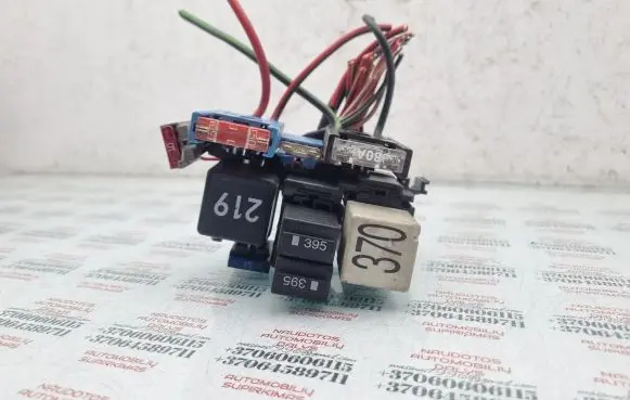 Volkswagen PASSAT B5.5 Fuse module 8A0937530