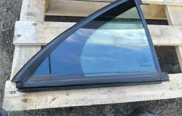 Mercedes-Benz S AMG W221 Rear vent window glass 43R000263 E000251