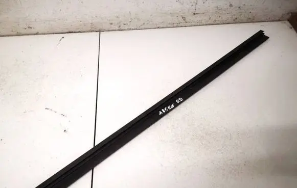 Skoda Octavia Mk2 (1Z) Front door glass trim molding 