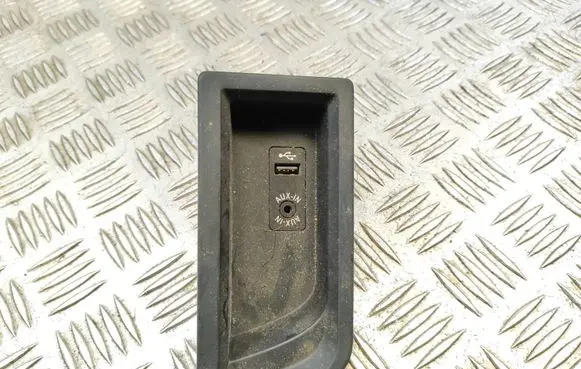 BMW 3 F30 F35 F31 AUX in-socket connector 9207357 58450710 105026812