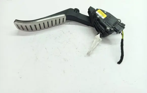Accelerator throttle pedal