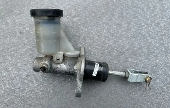 Nissan Terrano Clutch master cylinder 306107F000