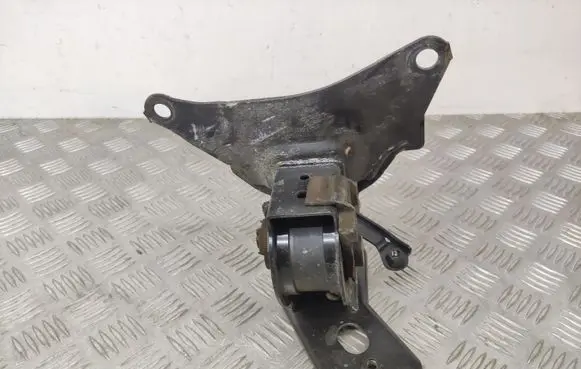 Toyota Yaris Engine mount bracket