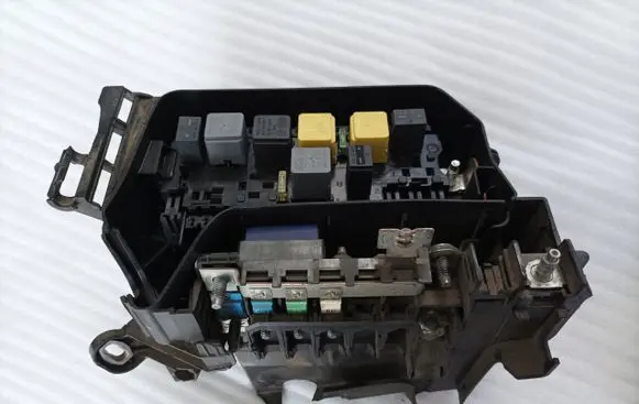 Mercedes-Benz A W176 Fuse box cover A2465400182