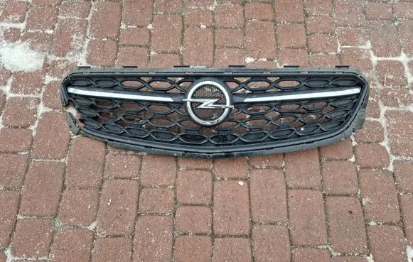 Opel Insignia B Front bumper upper radiator grill