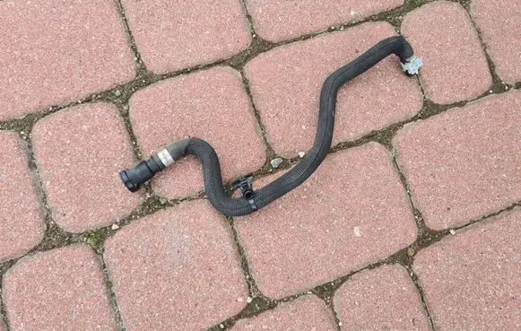 Renault Captur II Engine coolant pipe/hose 204762715R
