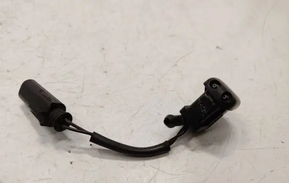 BMW 5 E39 Windshield washer spray nozzle 8361039 61668361039
