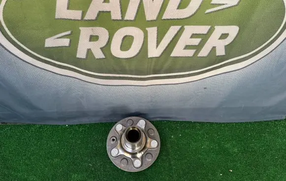 Land Rover Range Rover Sport L494 Rear wheel hub HPLA-1109-AA LR08153