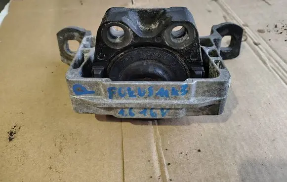 Engine mounting bracket