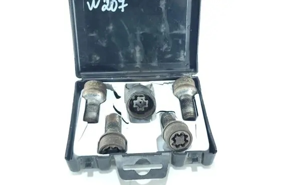 Mercedes-Benz CLS C219 Nuts/bolts B66470135 15803562