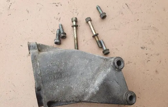 Volkswagen Golf II Engine mounting bracket 037145813C