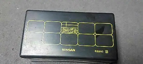 Nissan X-Trail T30 Fuse box cover