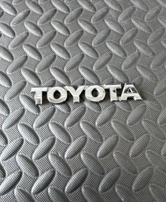 Toyota Avensis T250 Manufacturers badge/model letters 7544105050