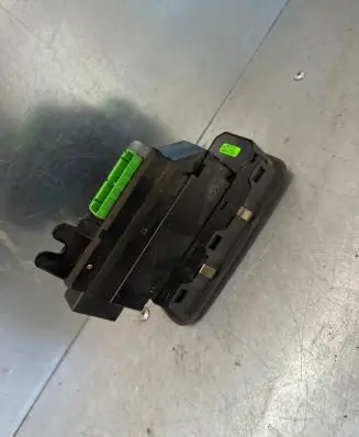 Volvo V70 Electric window control switch 8682949