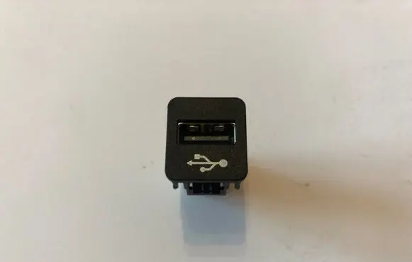 BMW 3 F30 F35 F31 USB socket connector 9229294 8410922929401 G50232