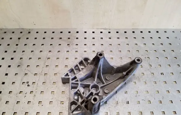 Volkswagen PASSAT B6 Engine mounting bracket 03G199207G