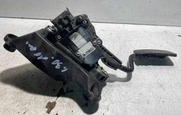 Hyundai i30 Accelerator throttle pedal 32700