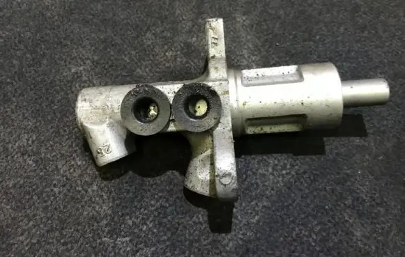 Audi A4 S4 B6 8E 8H Master brake cylinder