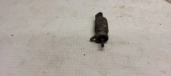 Volkswagen PASSAT B6 Windscreen/windshield washer pump 3028149