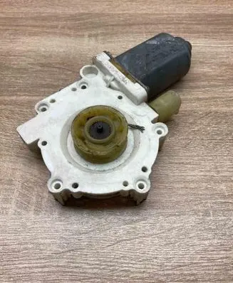 BMW 5 E39 Front door window regulator motor 8360512 9030143