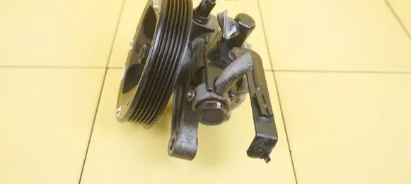 KIA Carens II Power steering pump G4FC