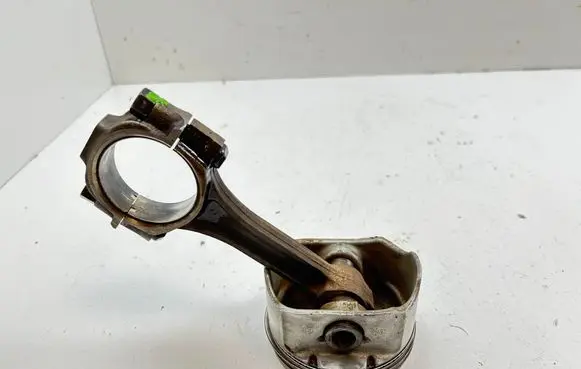 Chevrolet Tahoe Piston with connecting rod