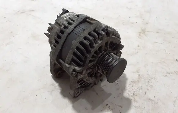 Opel Vivaro Generator/alternator 231006729R