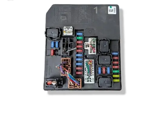 Nissan Navara Fuse module 284B7EB33B