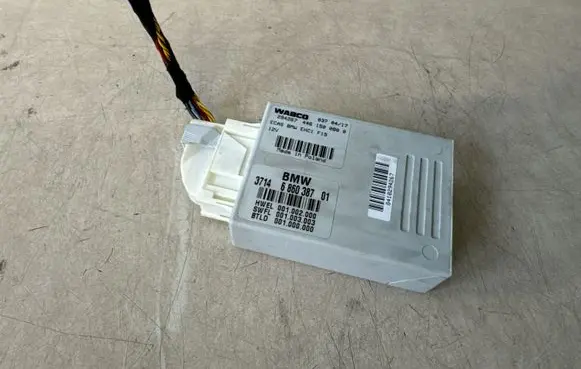 BMW X5 F15 Air suspension control unit module (rear) 6860387