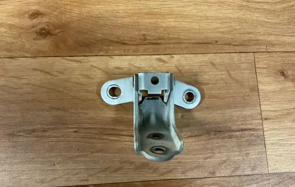 Hyundai i30 Front door lower hinge 