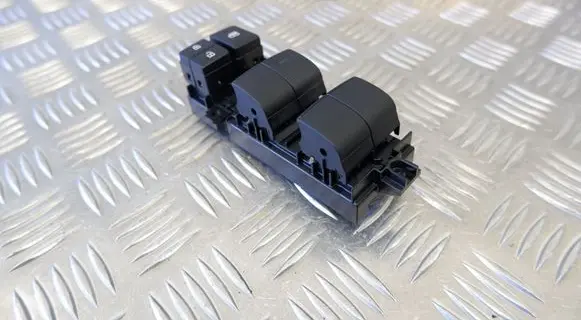 Toyota Yaris XP210 Electric window control switch 840400D030