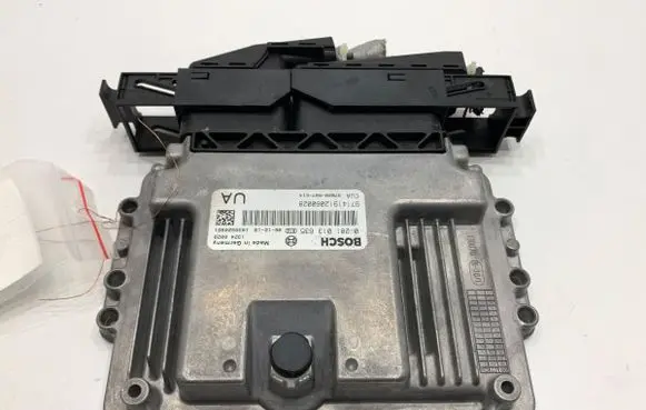 Honda CR-V Engine control unit/module ECU 0281013635