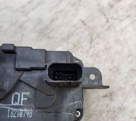 Opel Zafira B Front door lock 13210748