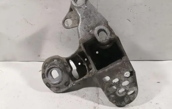 Volkswagen PASSAT B5 Engine mounting bracket 4B0199351