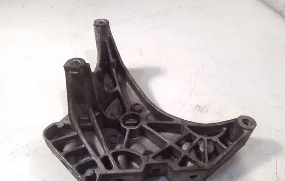 Volkswagen PASSAT B7 Engine mounting bracket 03L199207 KTS122V120