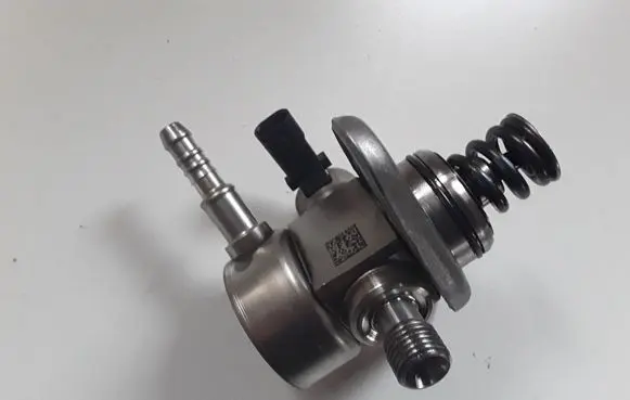 Seat Leon (5F) Fuel injection high pressure pump 04E127026A