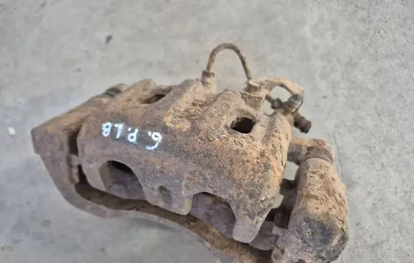 Mitsubishi Pajero Sport I Front brake caliper 