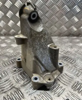 Engine mounting bracket