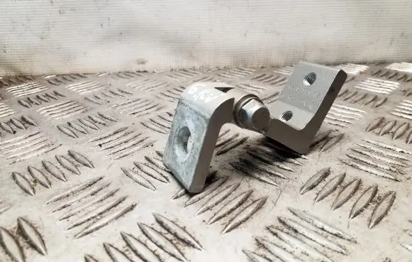 Skoda Octavia Mk2 (1Z) Rear door upper hinge 1Z0833402B