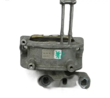 Engine mount vacuum valve