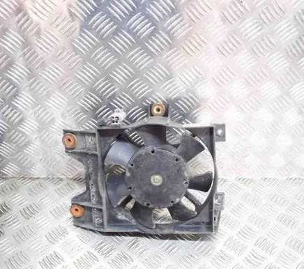 Radiator cooling fan shroud