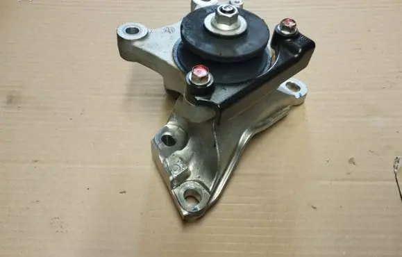 Honda CR-V Engine mount bracket
